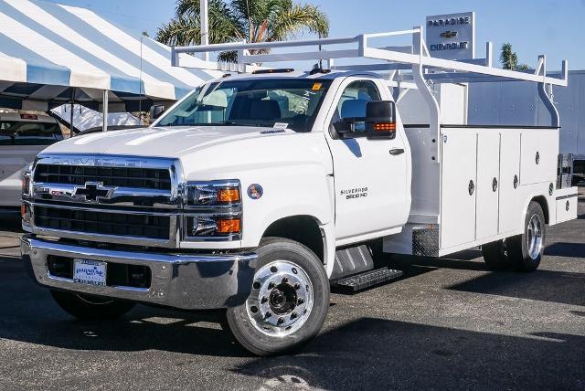 2023 Chevrolet Silverado Chassis Cab Vehicle Photo in VENTURA, CA 93003-8585