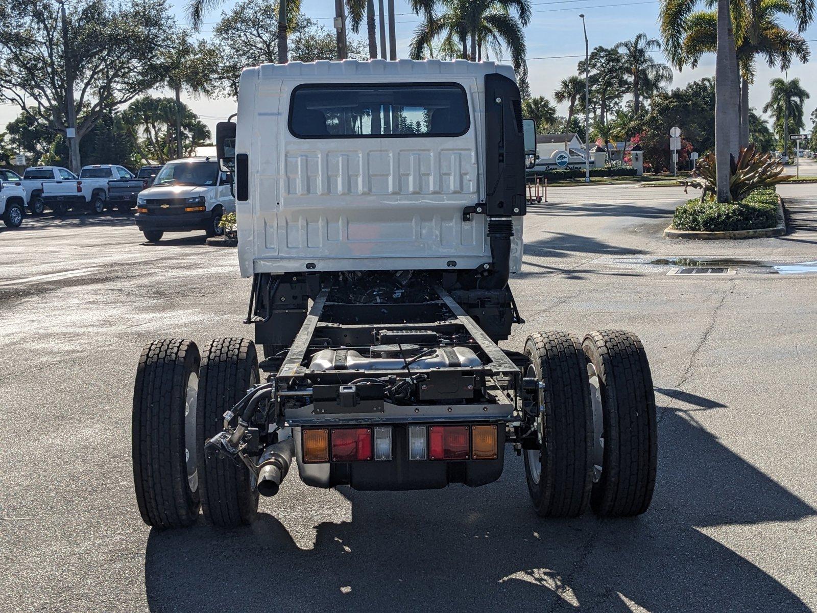 2025 Chevrolet Low Cab Forward 4500 Vehicle Photo in GREENACRES, FL 33463-3207