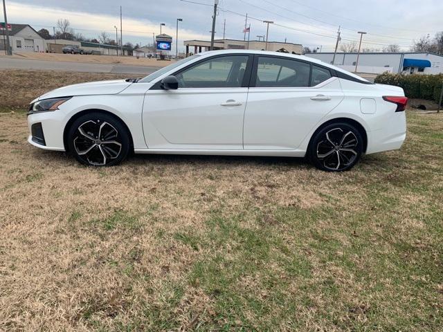 2023 Nissan Altima SR photo 3