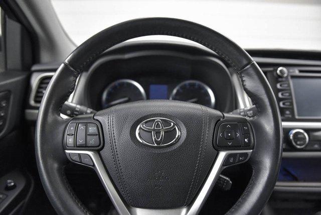 2019 Toyota Highlander Vehicle Photo in Akron, OH 44320