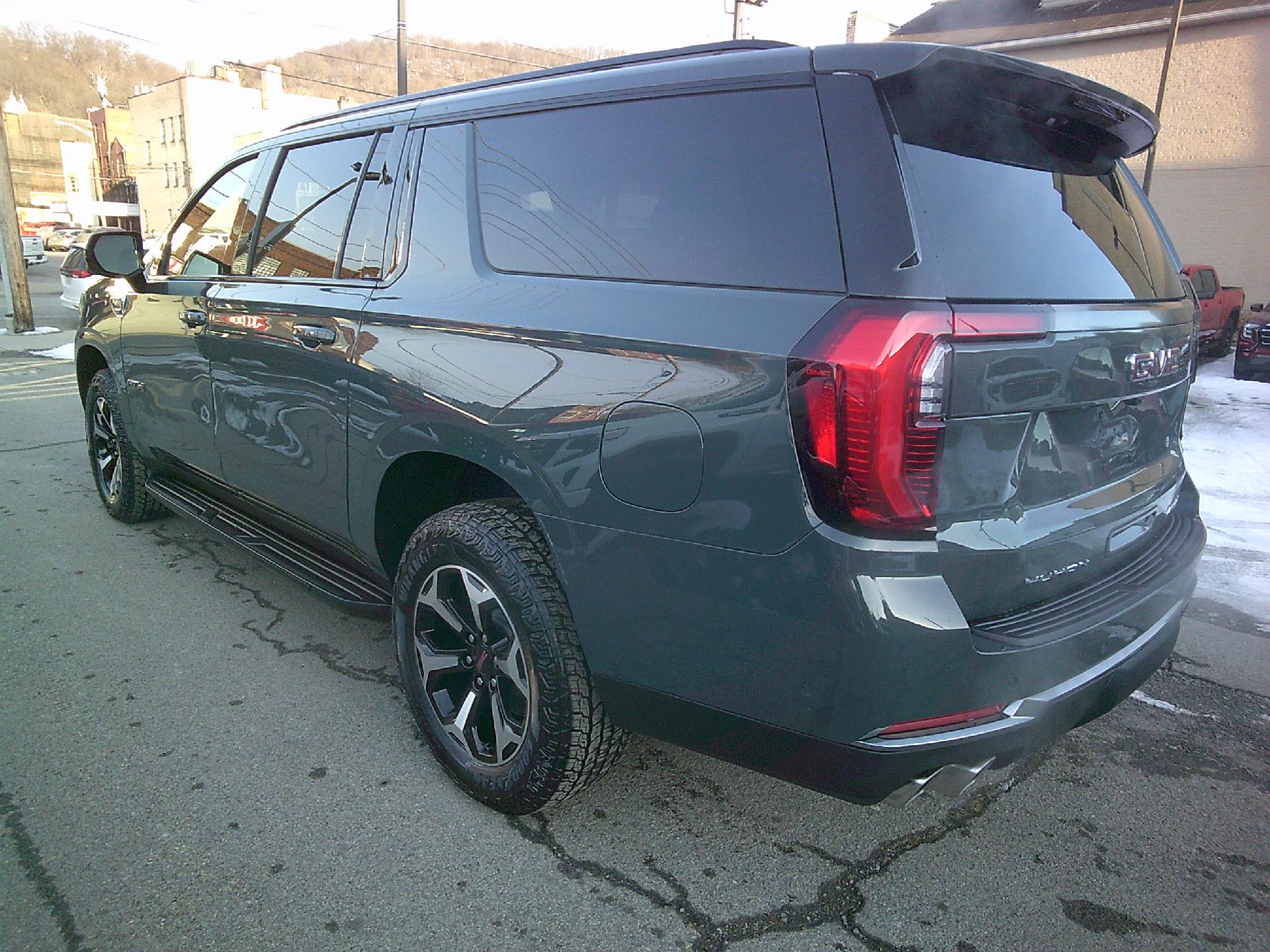 2025 GMC Yukon XL Vehicle Photo in KITTANNING, PA 16201-1536