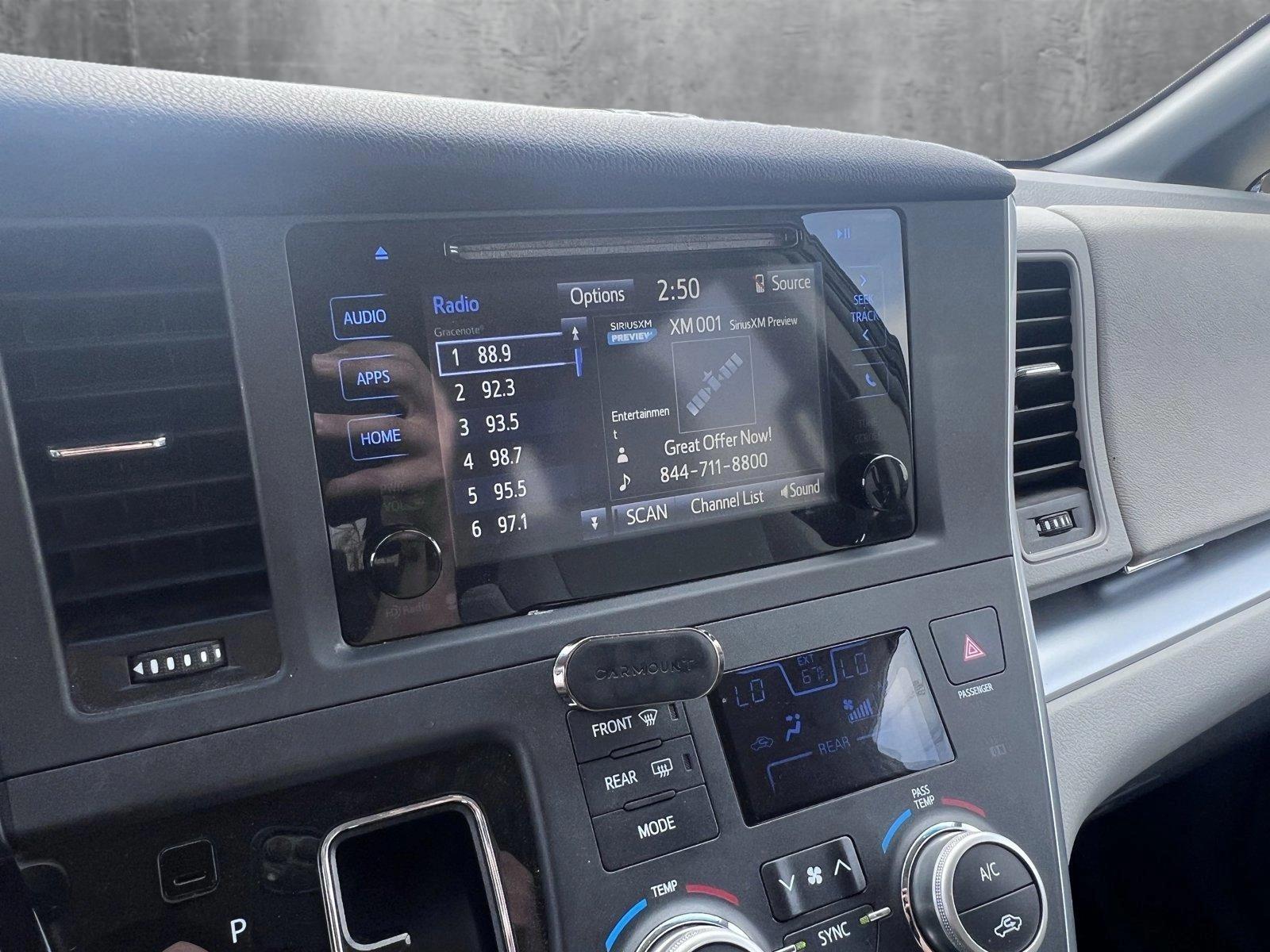 2015 Toyota Sienna Vehicle Photo in Santa Clarita, CA 91355