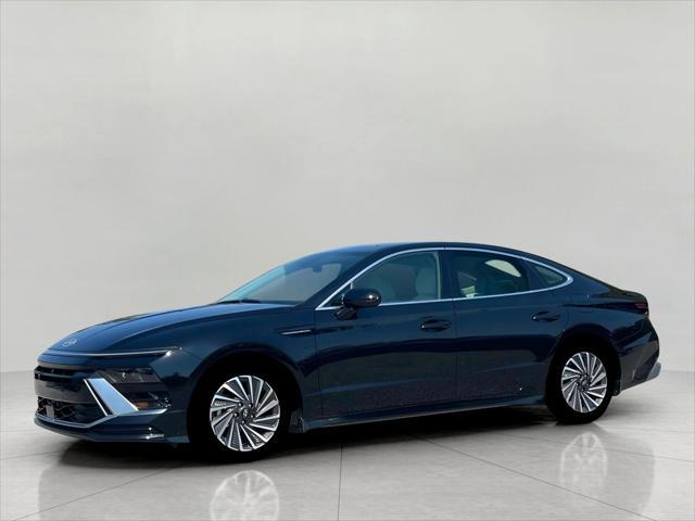 2025 Hyundai SONATA Hybrid Vehicle Photo in Green Bay, WI 54304