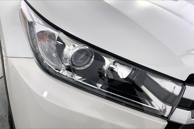 2017 Toyota Highlander Vehicle Photo in Lees Summit, MO 64086