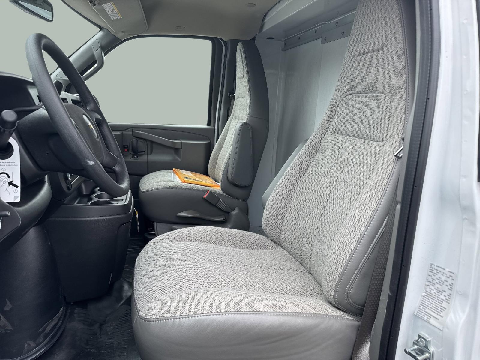 2025 Chevrolet Express Cutaway 3500 Vehicle Photo in GEORGETOWN, TX 78626-7508