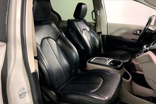2021 Chrysler Pacifica Vehicle Photo in KANSAS CITY, MO 64114-4502