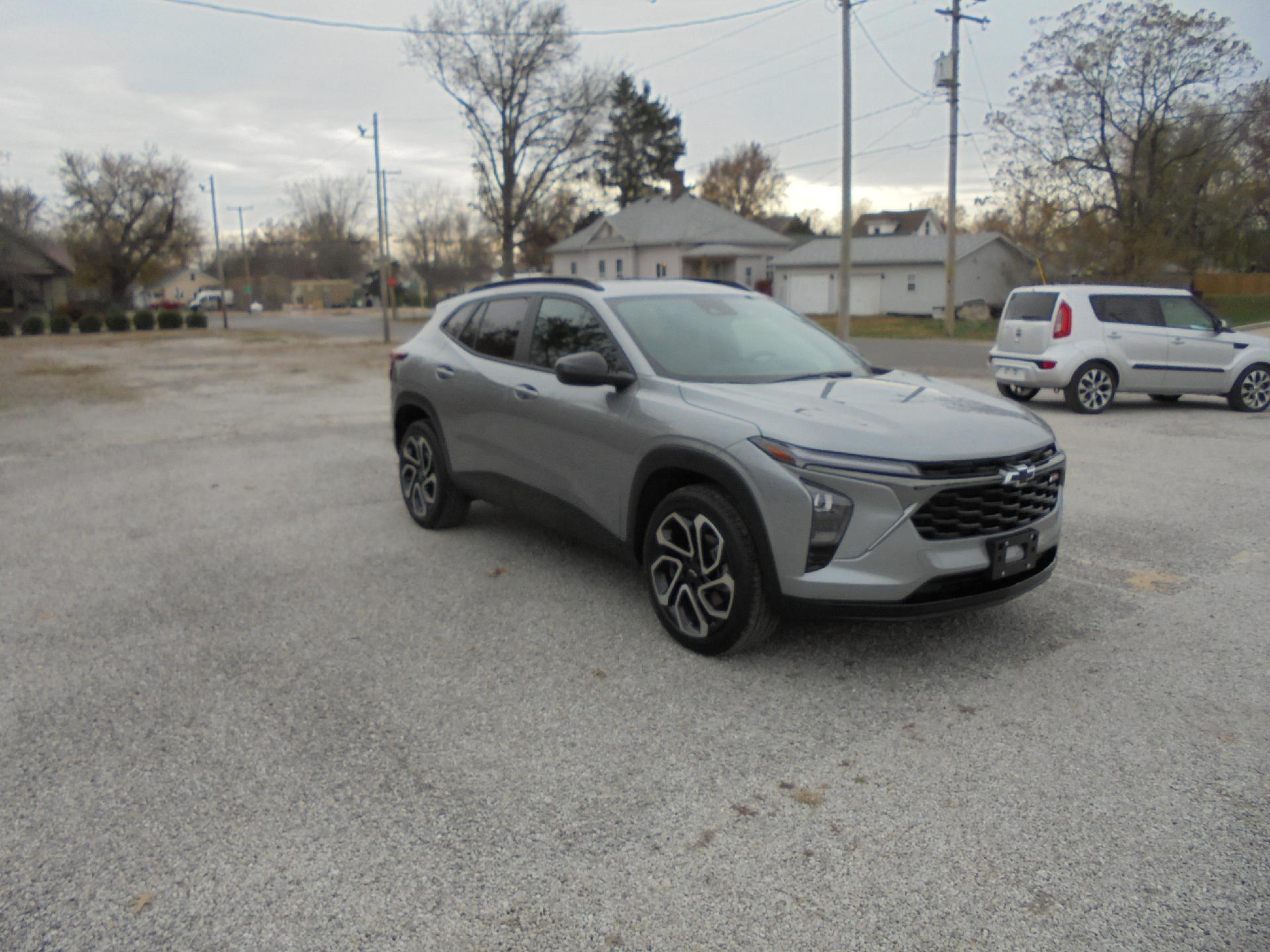 2025 Chevrolet Trax RS photo 3