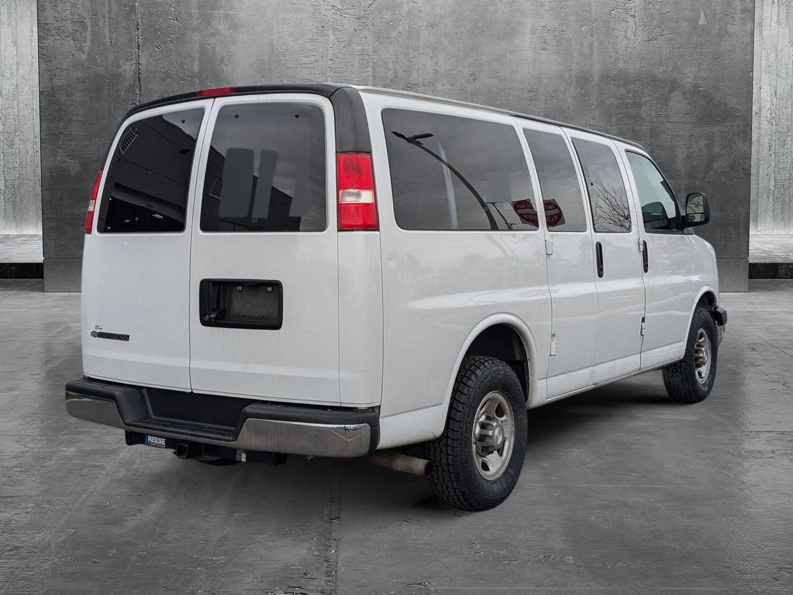 2018 Chevrolet Express Passenger Vehicle Photo in Jacksonville, FL 32244