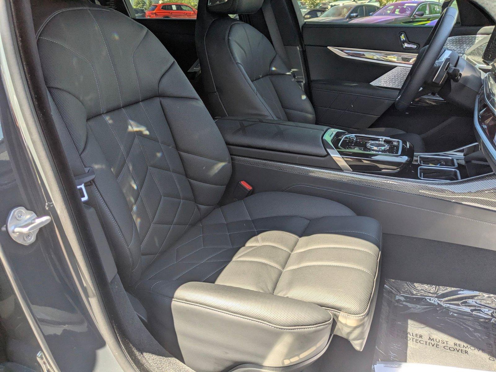 2024 BMW 760i xDrive Vehicle Photo in Valencia, CA 91355