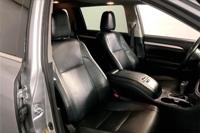 2017 Toyota Highlander Vehicle Photo in Lees Summit, MO 64086