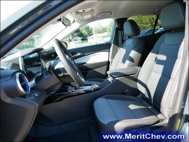 2025 Chevrolet Trax Vehicle Photo in MAPLEWOOD, MN 55119-4794