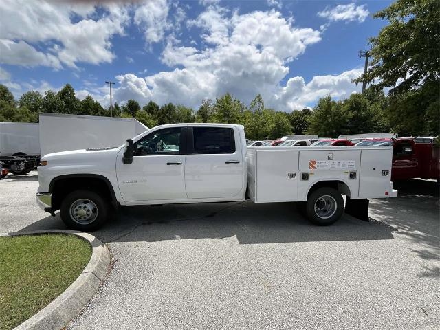 2024 Chevrolet Silverado 3500 HD Chassis Cab Vehicle Photo in ALCOA, TN 37701-3235