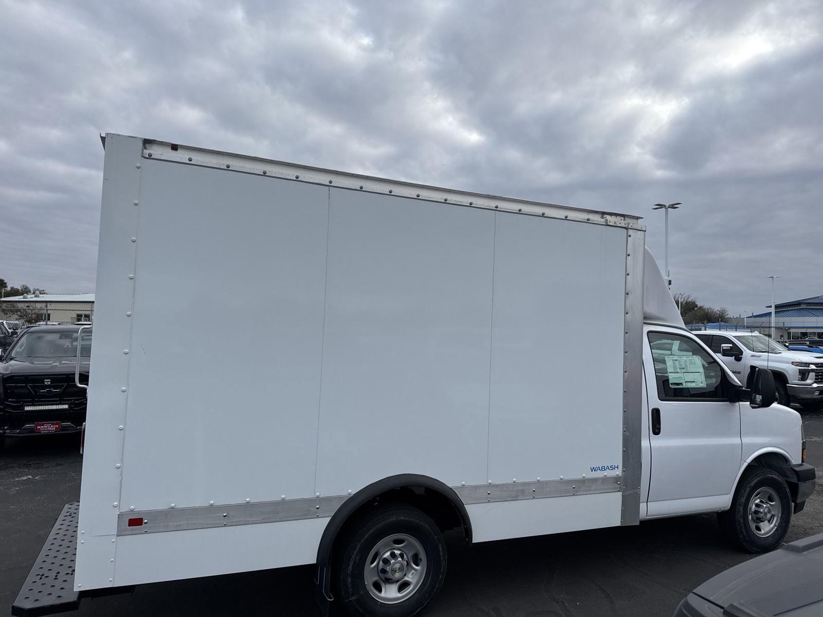 2024 Chevrolet Express Cutaway 3500 Vehicle Photo in GEORGETOWN, TX 78626-7508