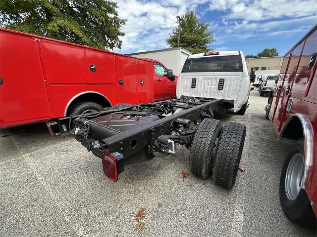 2024 Chevrolet Silverado 3500 HD Chassis Cab Vehicle Photo in ALCOA, TN 37701-3235