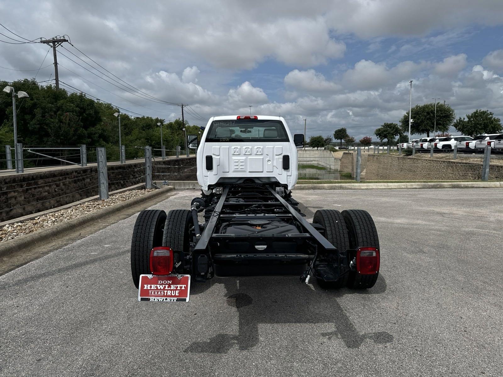 2024 Chevrolet Silverado 6500 HD Vehicle Photo in GEORGETOWN, TX 78626-7508