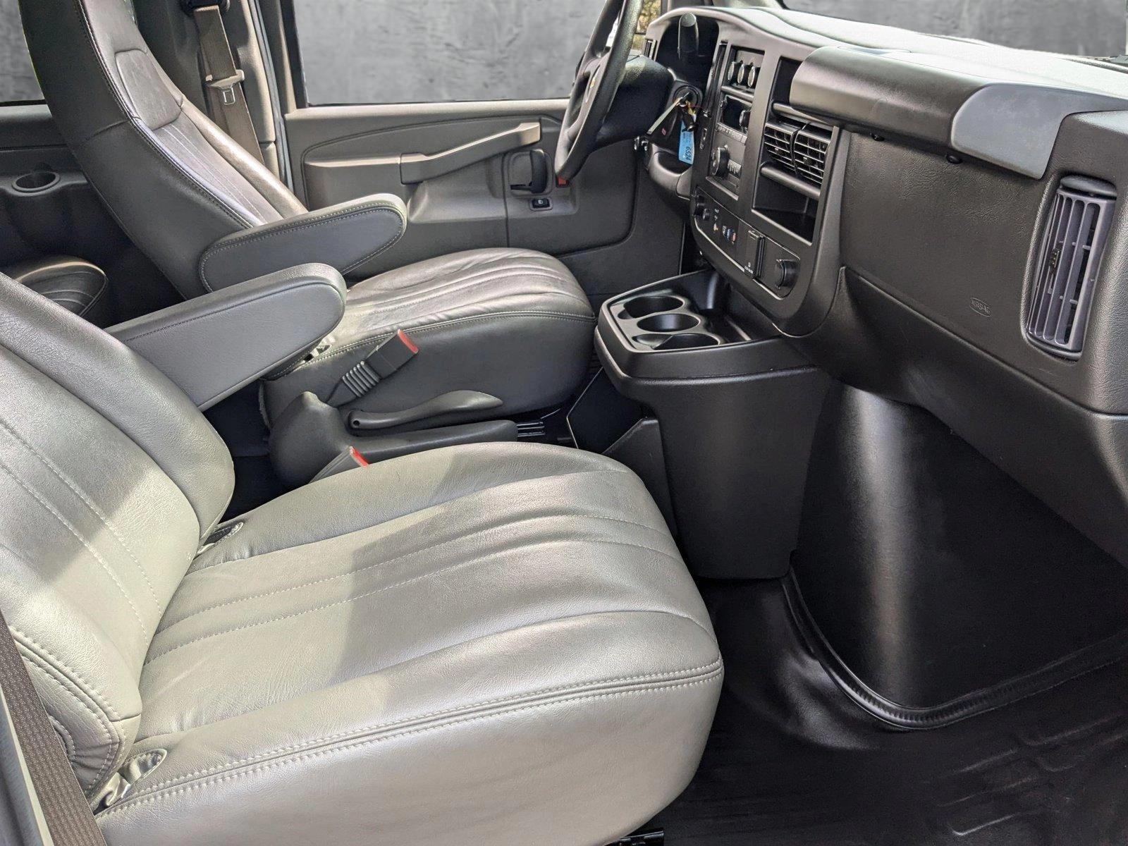 2023 Chevrolet Express Passenger 3500 Vehicle Photo in PEMBROKE PINES, FL 33024-6534