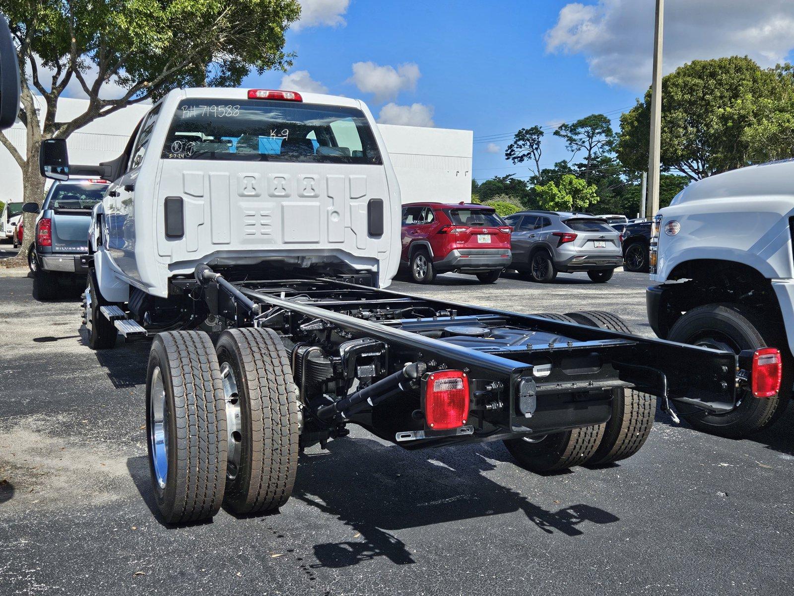 2024 Chevrolet Silverado 5500 HD Vehicle Photo in GREENACRES, FL 33463-3207