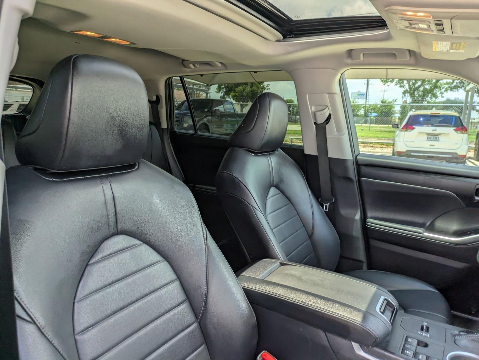 2023 Toyota Highlander Vehicle Photo in SELMA, TX 78154-1460