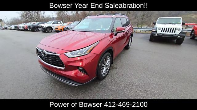 2021 Toyota Highlander Vehicle Photo in Pleasant Hills, PA 15236