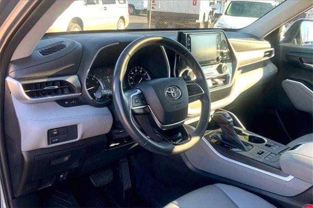 2021 Toyota Highlander Vehicle Photo in TOPEKA, KS 66609-0000