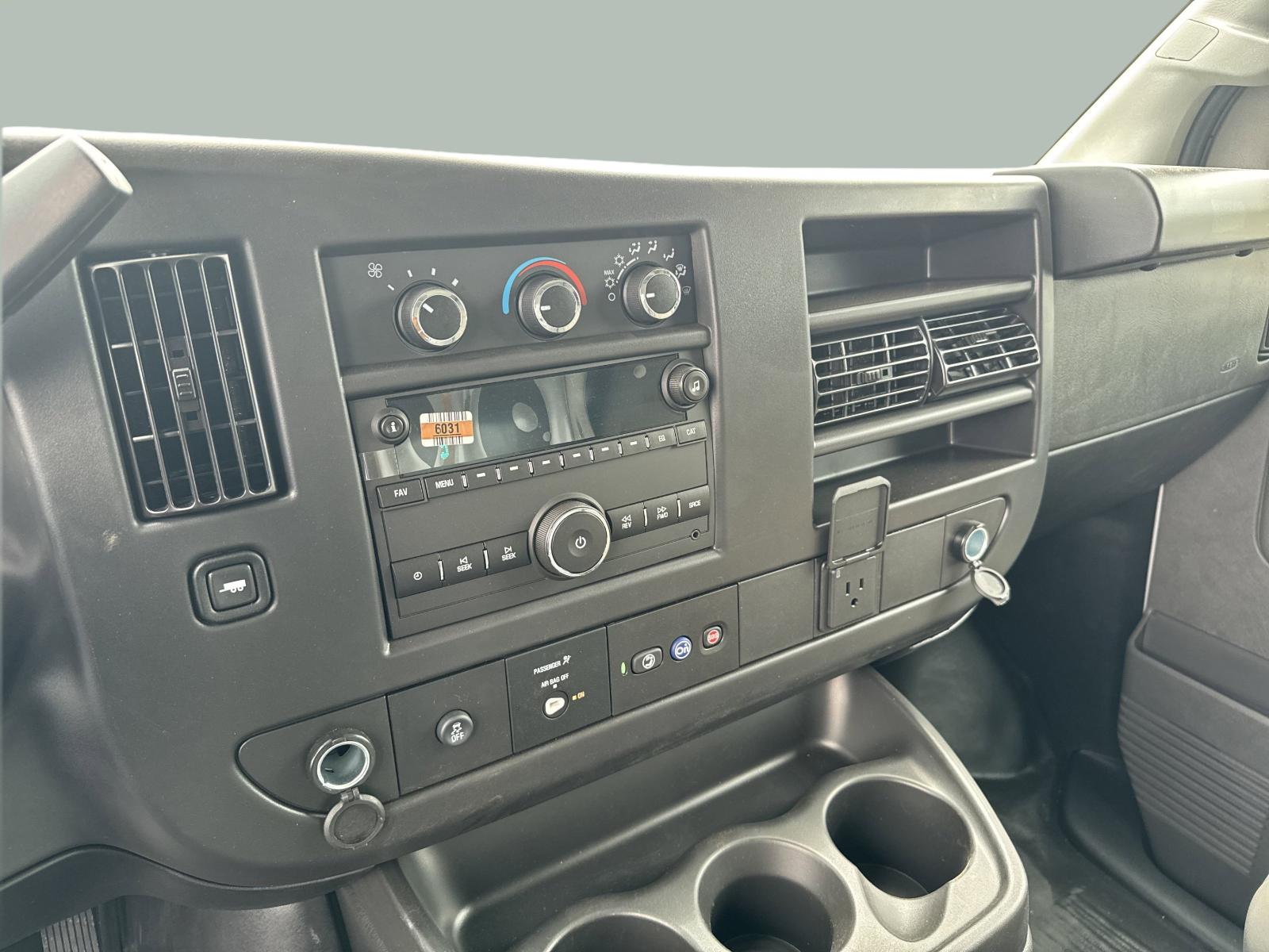 2025 Chevrolet Express Cutaway 3500 Vehicle Photo in GEORGETOWN, TX 78626-7508