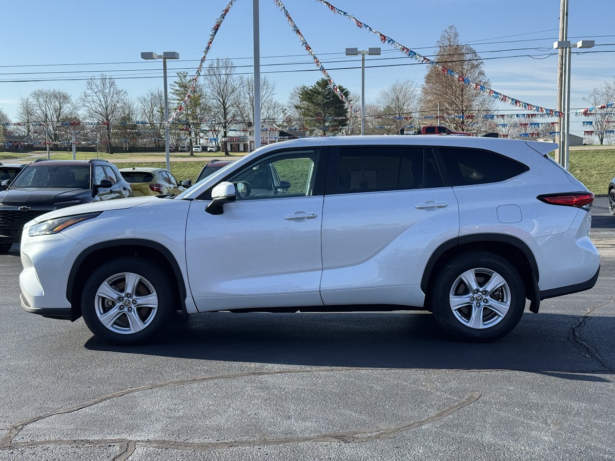 2023 Toyota Highlander Vehicle Photo in BOONVILLE, IN 47601-9633
