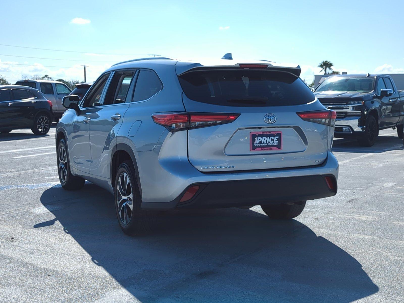 2022 Toyota Highlander Vehicle Photo in PEMBROKE PINES, FL 33024-6534