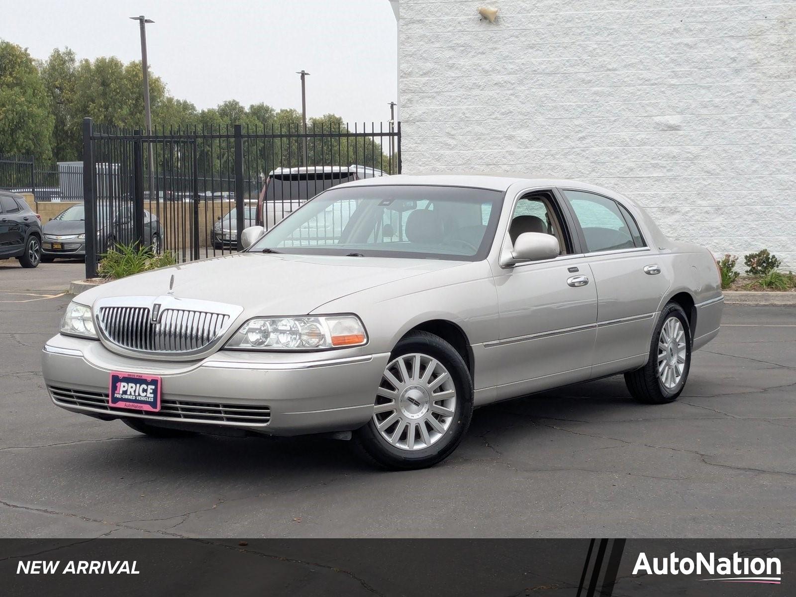 2003 Lincoln Town Car Vehicle Photo in VALENCIA, CA 91355-1705
