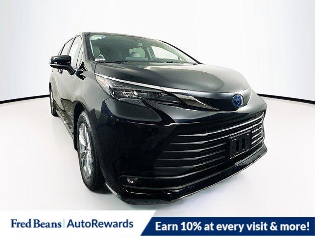 2025 Toyota Sienna Vehicle Photo in Flemington, NJ 08822