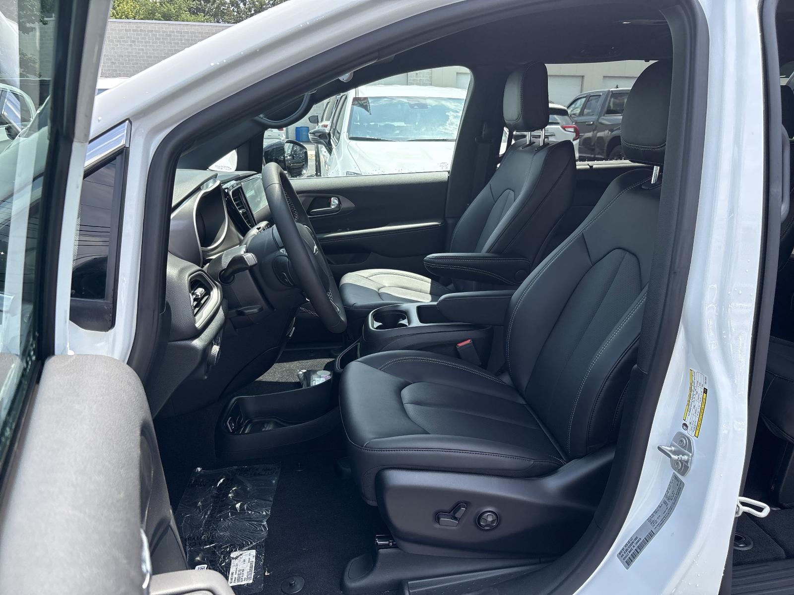 2025 Chrysler Voyager Vehicle Photo in Mechanicsburg, PA 17050-1707