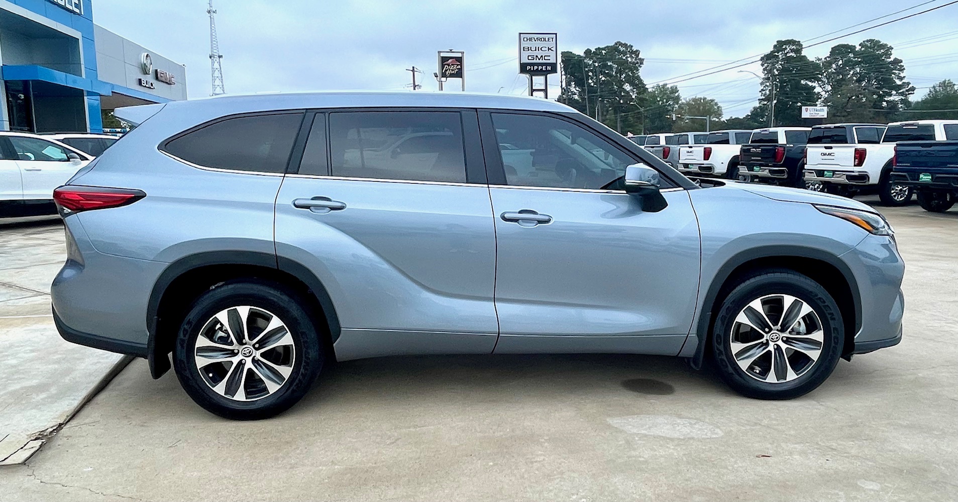 Used 2023 Toyota Highlander XLE with VIN 5TDKDRAH6PS036174 for sale in Carthage, TX