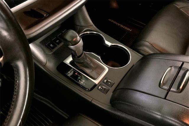 2017 Toyota Highlander Vehicle Photo in Lees Summit, MO 64086