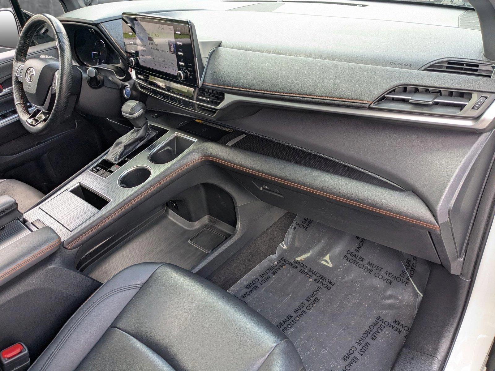 2022 Toyota Sienna Vehicle Photo in Pembroke Pines , FL 33084