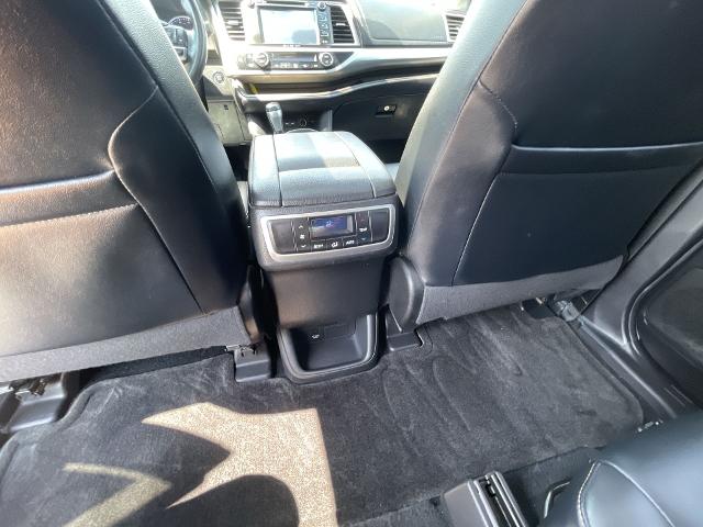 2019 Toyota Highlander Vehicle Photo in BENTONVILLE, AR 72712-4322
