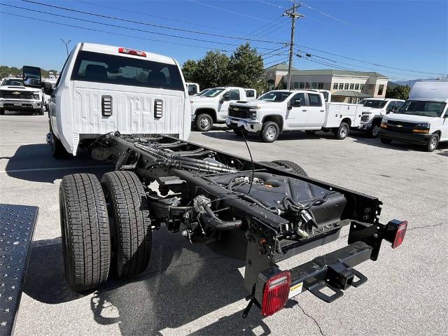 2024 Chevrolet Silverado 3500 HD Chassis Cab Vehicle Photo in ALCOA, TN 37701-3235