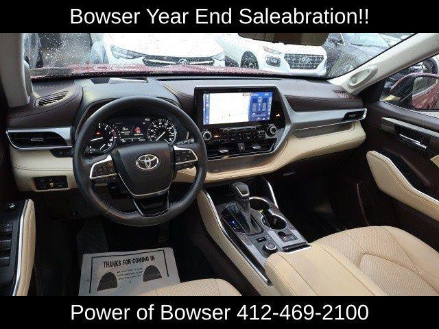 2021 Toyota Highlander Vehicle Photo in Pleasant Hills, PA 15236