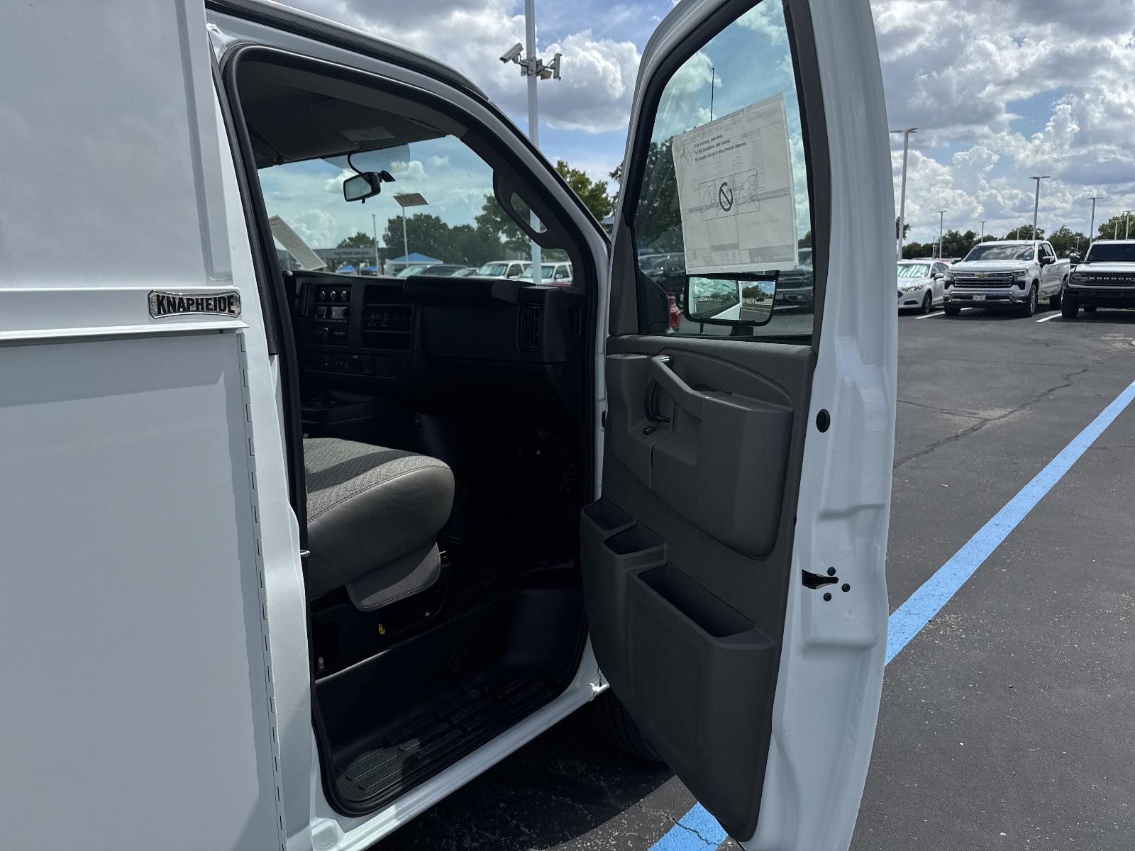 2025 Chevrolet Express Cutaway 3500 Vehicle Photo in GEORGETOWN, TX 78626-7508