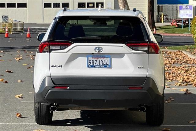 2022 Toyota RAV4 XLE photo 5