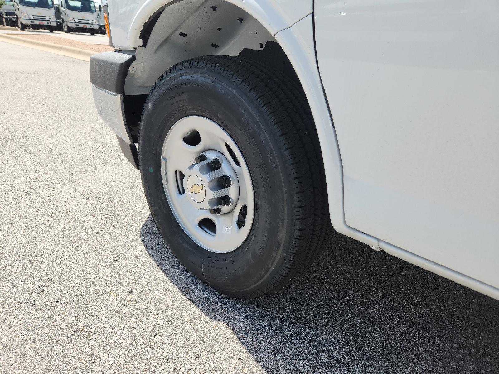 2025 Chevrolet Express Cutaway 3500 Vehicle Photo in GEORGETOWN, TX 78626-7508