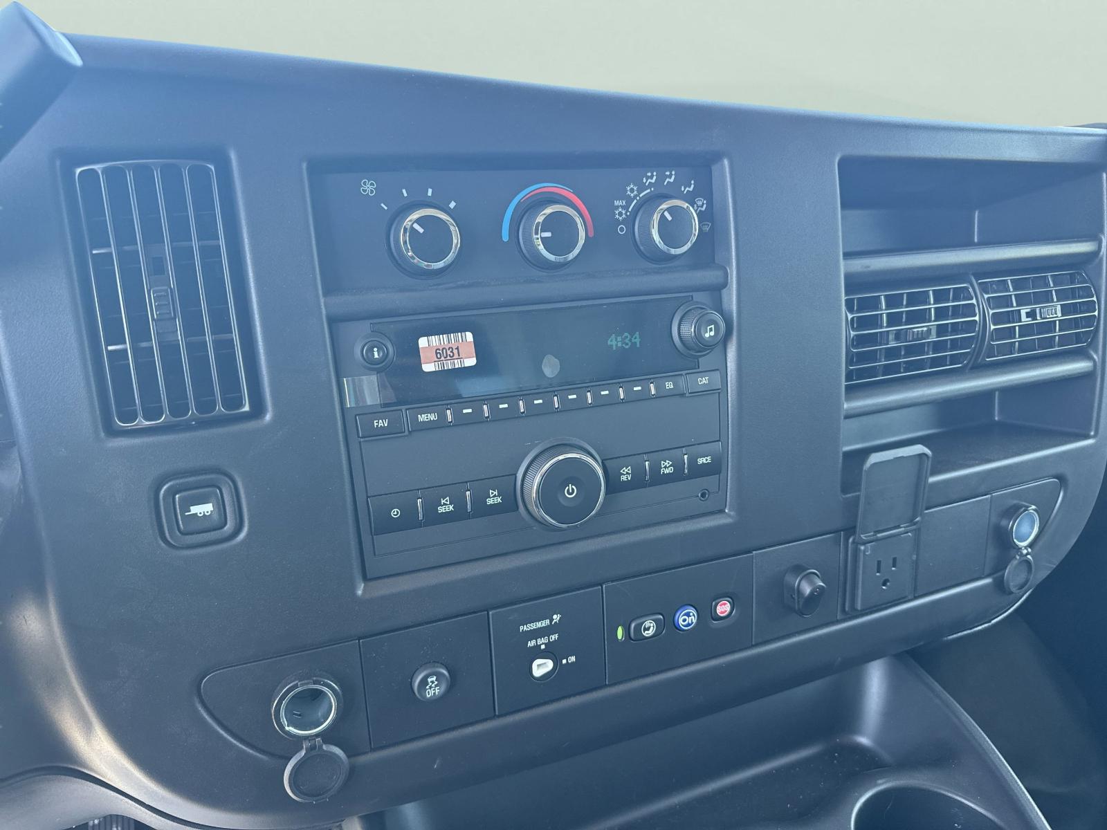 2025 Chevrolet Express Cutaway 3500 Vehicle Photo in GEORGETOWN, TX 78626-7508