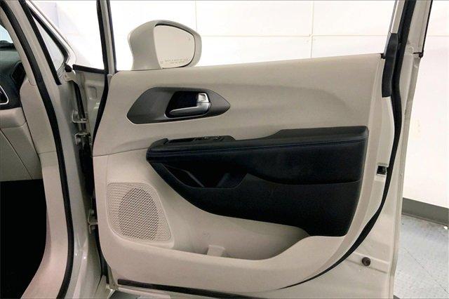2021 Chrysler Pacifica Vehicle Photo in KANSAS CITY, MO 64114-4502