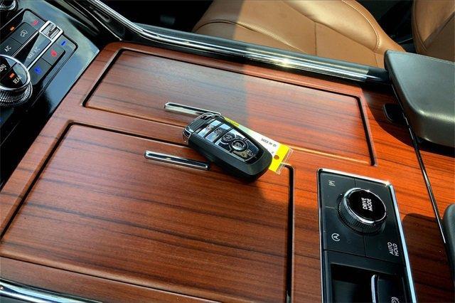 2024 Lincoln Navigator Vehicle Photo in TOPEKA, KS 66609-0000