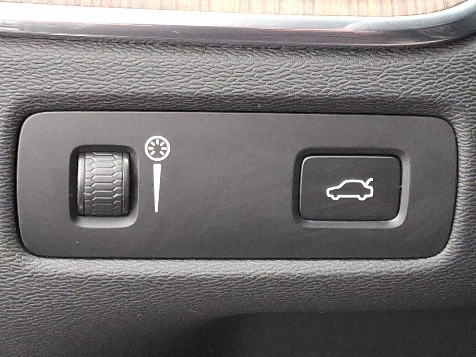 2022 Volvo XC60 Vehicle Photo in Trevose, PA 19053