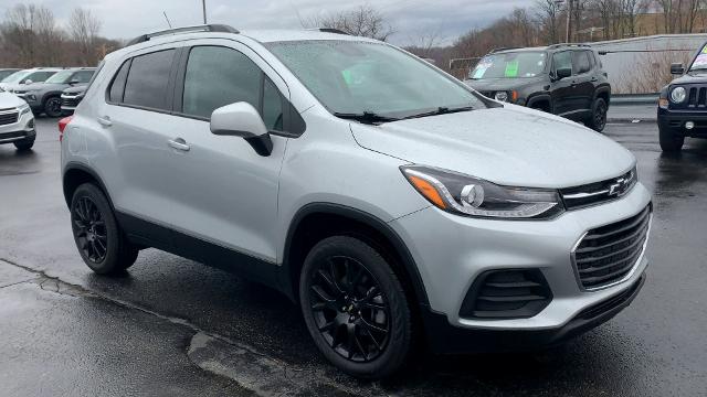 2022 Chevrolet Trax Vehicle Photo in MOON TOWNSHIP, PA 15108-2571