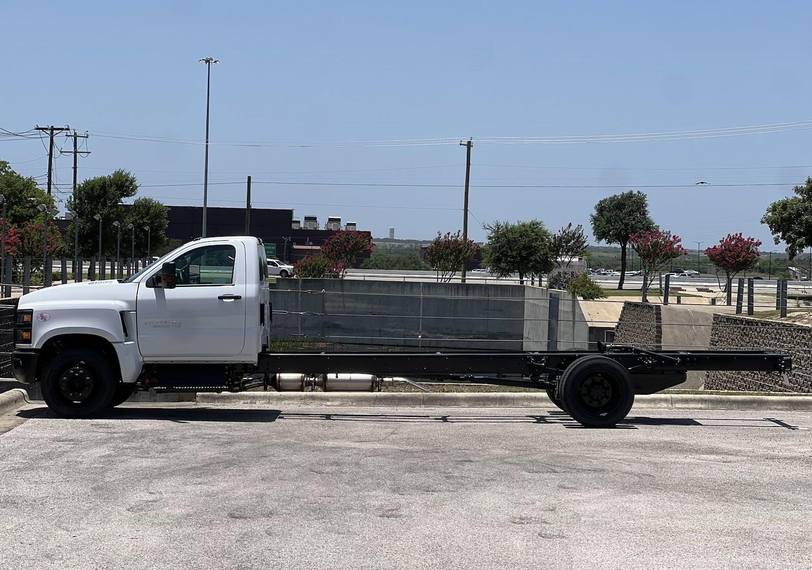 2024 Chevrolet Silverado 6500 HD Vehicle Photo in GEORGETOWN, TX 78626-7508
