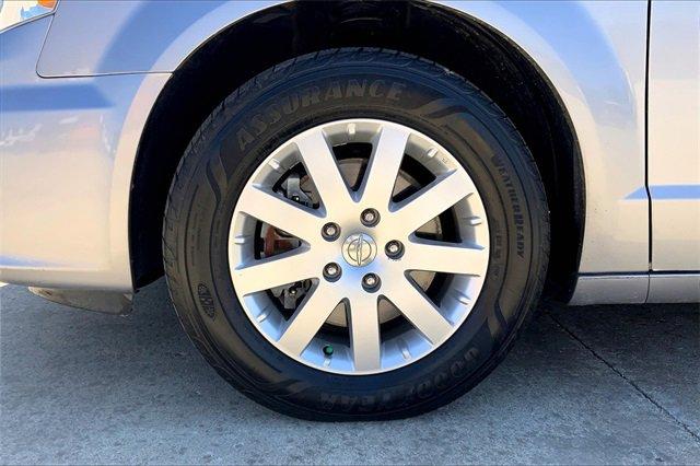 2016 Chrysler Town & Country Vehicle Photo in TOPEKA, KS 66609-0000