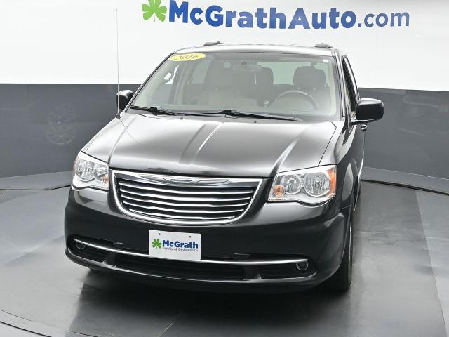 2016 Chrysler Town & Country Vehicle Photo in Cedar Rapids, IA 52402