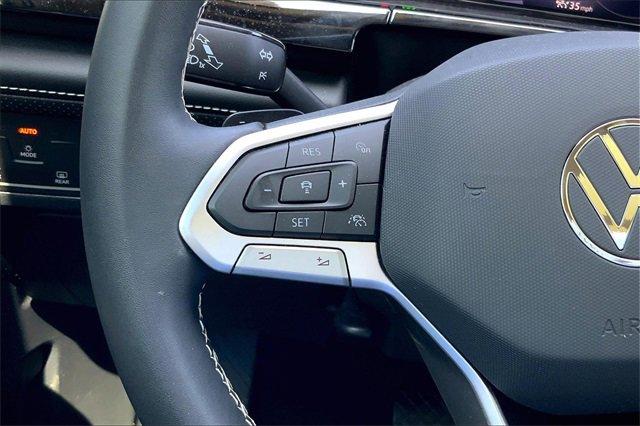 2024 Volkswagen Atlas Vehicle Photo in KANSAS CITY, MO 64114-4545