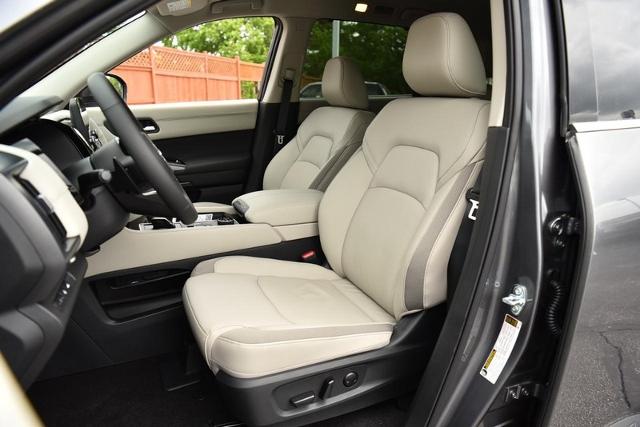 2025 Nissan Pathfinder Vehicle Photo in Ballwin, MO 63011