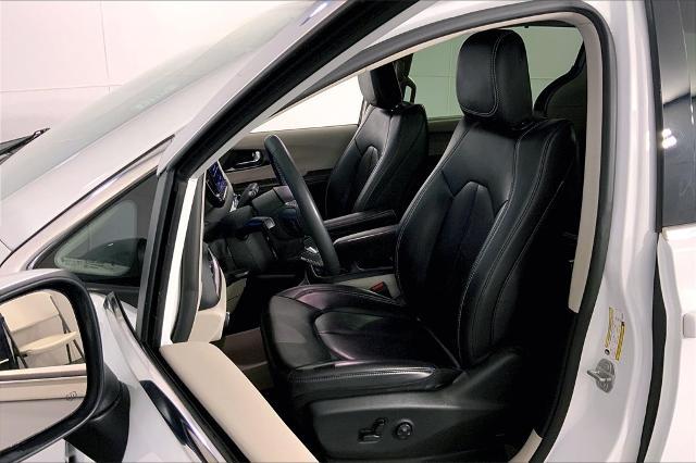 2023 Chrysler Pacifica Vehicle Photo in Lees Summit, MO 64086